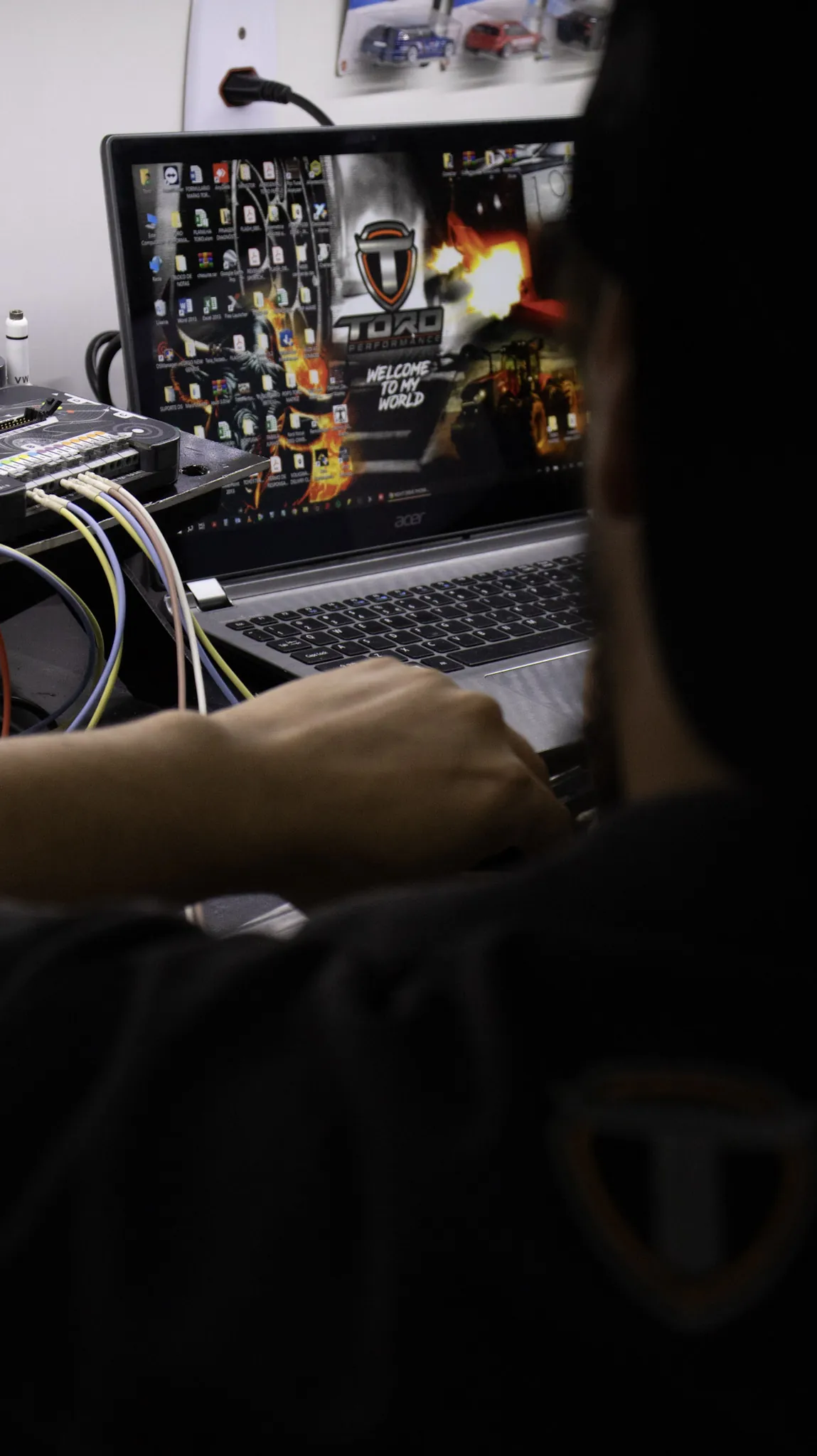 Técnico operando laptop com sistema de remap ECU