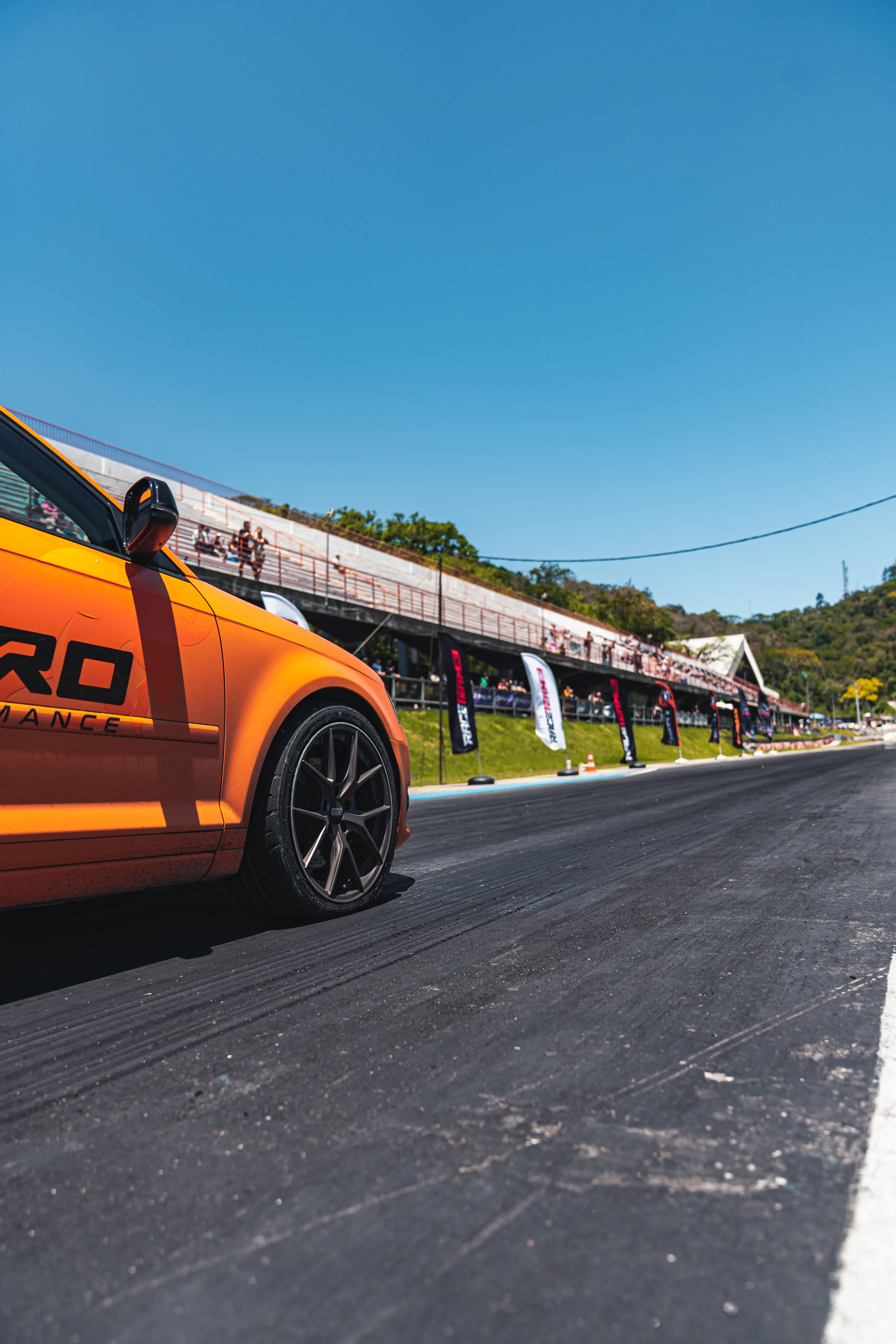 Carro Toro Performance laranja em pista de corrida